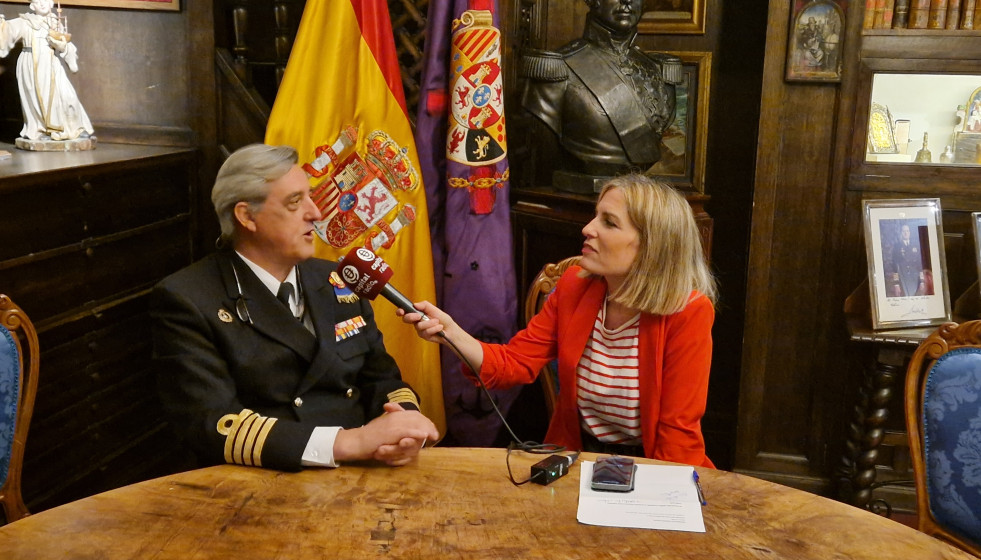 Laura Blanco y el capitán de navío Luis Gómez de Olea en el museo naval