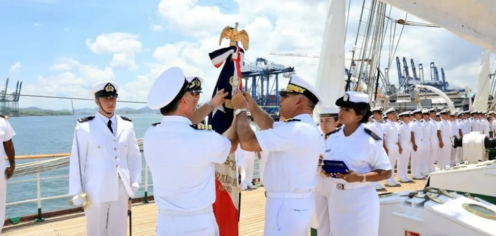 Entrega de condecoración al estandarte del buque escuela BE 43 Esmeralda de la Armada de Chile Firma Servicio Aeronaval de Panamá